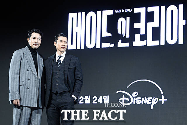 배우 정우성(왼쪽)과 현빈이 15일 오전 서울 강남구 그랜드 인터컨티넨탈 서울 파르나스에서 열린 디즈니+ 새 오리지널 시리즈 ‘메이드 인 코리아’ 제작발표회에 참석해 포즈를 취하고 있다. /서예원 기자