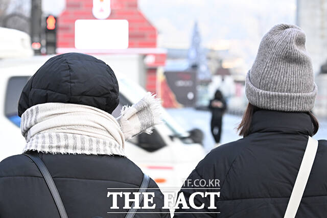 전국 대부분 지역 아침 기온이 영하 5도 안팎으로 떨어진 15일 오전 시민들이 서울 종로구 광화문 인근 횡단보도에서 신호를 기다리고 있다. /송호영 기자