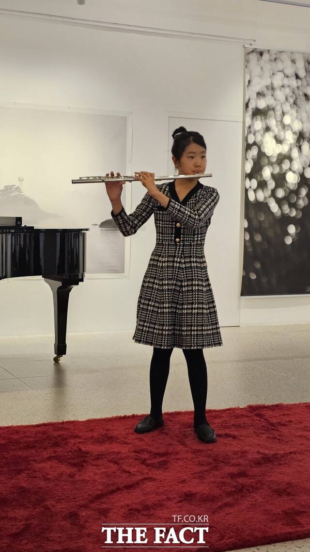 장아인 학생이 13일 빛과 소금 갤러리에서 열린 유진의 겨울 이야기 음악회에서 아르반의 베니스의 축제를 플룻으로 연주하고 있다. /고병채 기자