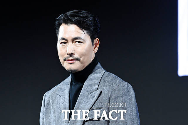 배우 정우성이 가족 관계 변동에 대한 취재진의 질문에 답변하고 있다.