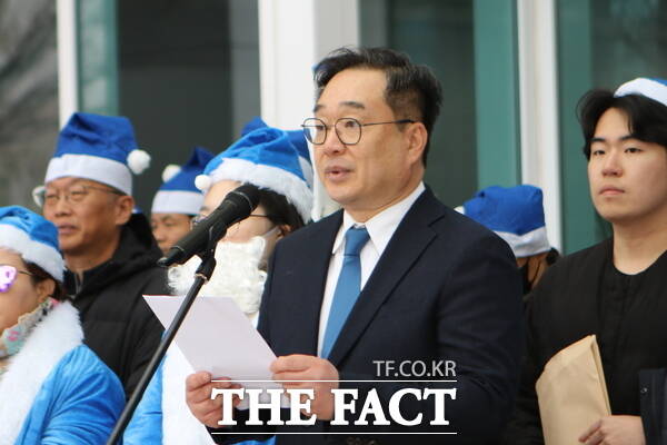 송상영 더민주대전혁신회의 공동대표가 15일 대전시의회 앞에서 기자회견을 열고 대전 서구청장 출마를 공식 선언했다. /송상영 대표