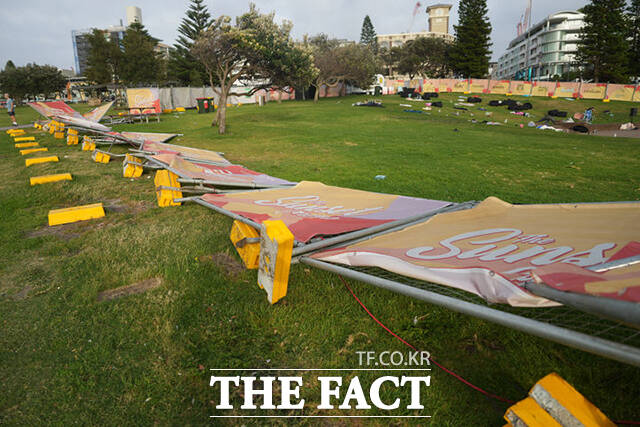 15일(현지시간) 경찰 관계자들이 현장 감식을 진행하고 있다.