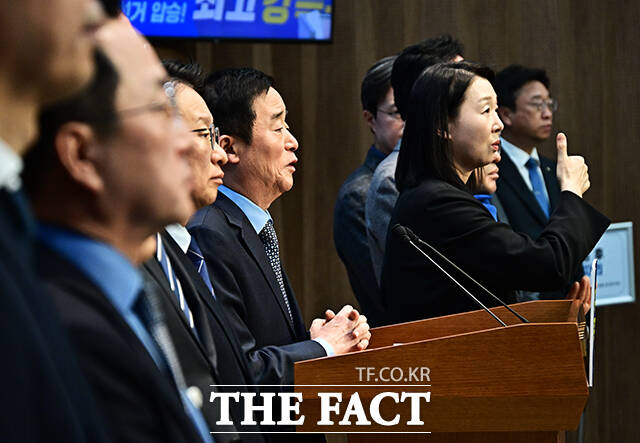 강득구 더불어민주당 의원(왼쪽 세번째)이 15일 오전 서울 여의도 국회 소통관에서 기자회견을 열고 최고위원 출마선언을 하고 있다. /국회=배정한 기자