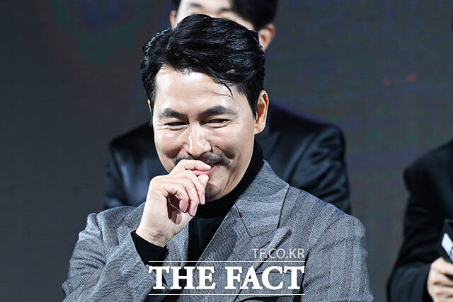 배우 정우성이 가족 관계 변동에 대한 취재진의 질문에 답변하고 있다.