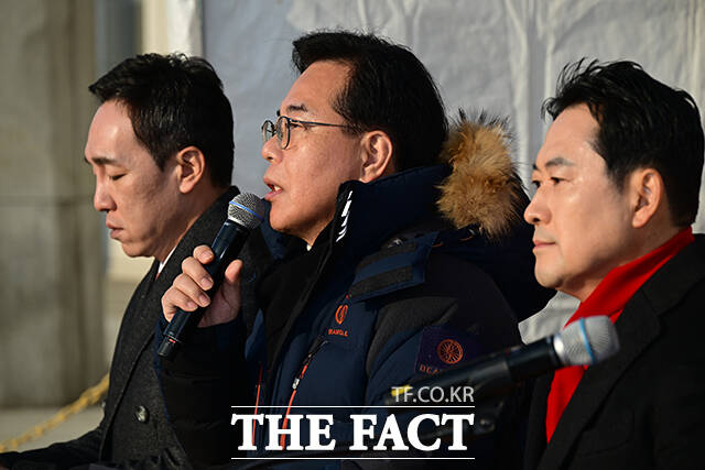 국회 본관 앞 천막 농성장에서 최고위원회의 갖는 국민의힘.