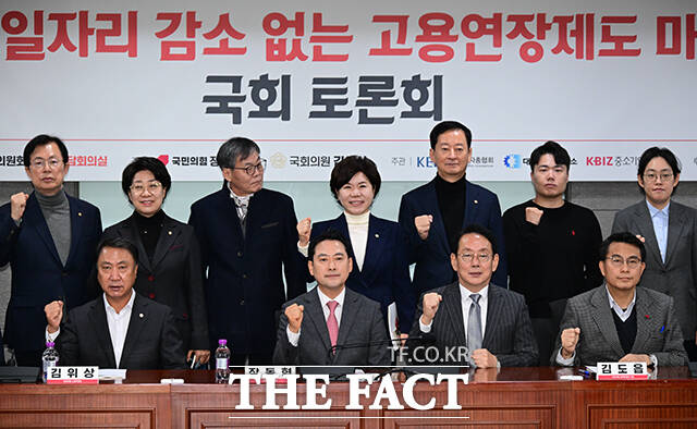 장동혁 국민의힘 대표가 15일 오전 서울 여의도 국회 의원회관에서 열린 청년 일자리 감소 없는 고용연장제도 마련 국회 토론회에 참석해 기념촬영을 하고 있다. 앞줄 왼쪽부터 김위상 의원, 장 대표, 김도읍 정책위의장, 윤상현 의원. /국회=남윤호 기자