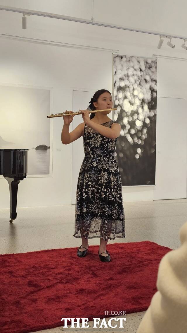 석영진 학생이 13일 빛과 소금 갤러리에서 열린 유진의 겨울 이야기 음악회에서 라이헤르트의 멜랑콜리 환상곡을 플룻으로 연주하고 있다. /고병채 기자