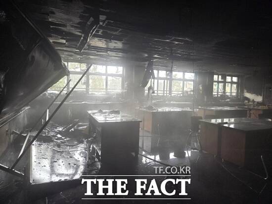15일 오후 12시 14분쯤 화재가 발생한 경기 파주시 탄현면 법흥리 소재 한 교육연구시설 2층 과학실의 화재 진화 후 모습. /경기북부소방재난본부