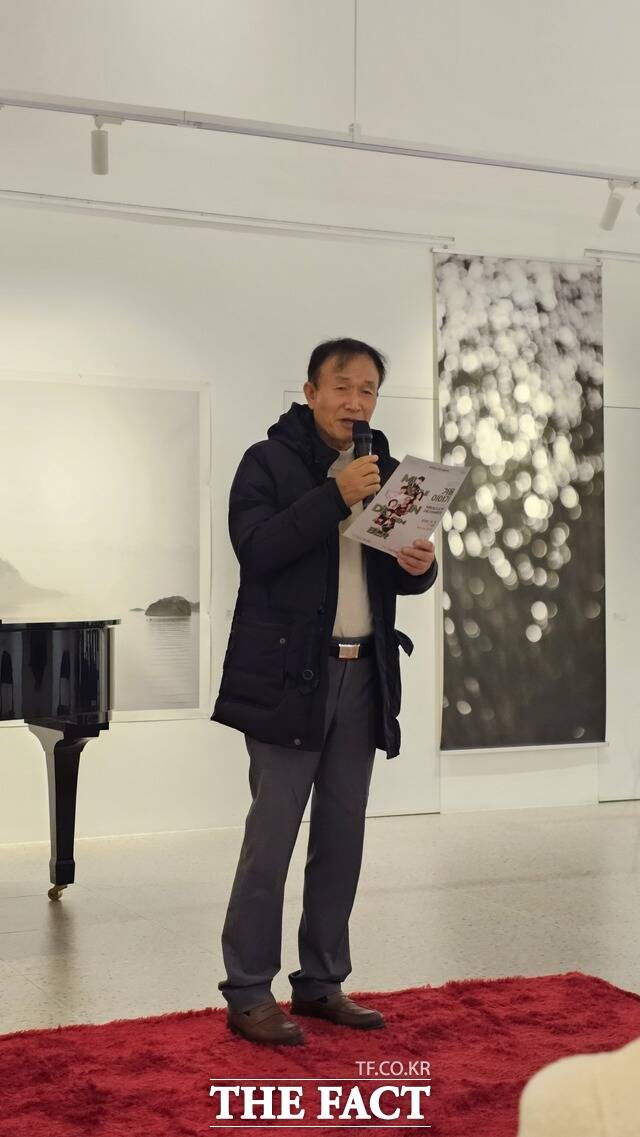 조성종 마린글로리 대표이사가 13일 빛과 소금 갤러리에서 열린 유진의 겨울 이야기 음악회에서 청소년 연주자들을 격려하고 있다. /고병채 기자