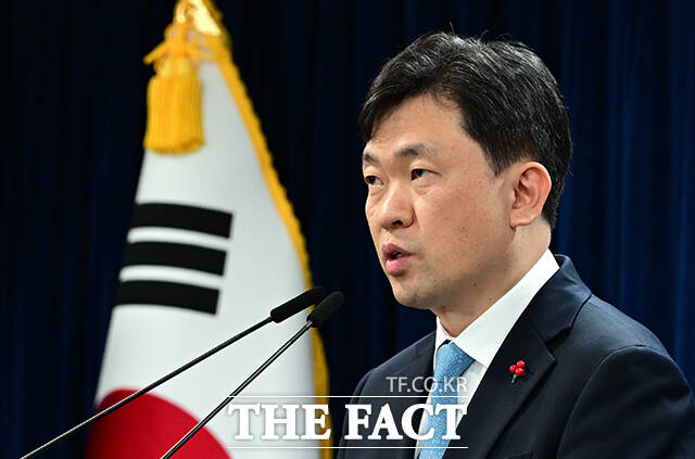 윤민호 통일부 대변인이 15일 오전 서울 종로구 정부서울청사에서 접경지역 무인기 비행을 금지하는 항공안전법과 항공안전법 위반 행위 등을 제재할 수 있는 경찰관직무집행법 개정안 통과와 관련해 브리핑을 하고 있다. /임영무 기자