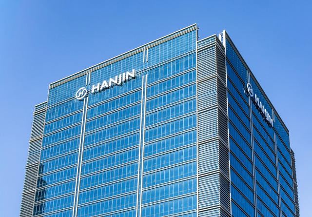 한진그룹은 연말을 맞아 사회복지공동모금회의 '희망2026나눔캠페인' 성금으로 20억원을 기탁했다고 15일 밝혔다. 서울 중구 한진빌딩 외경. /한진그룹