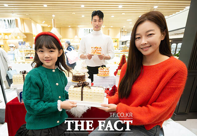 인공지능(AI) 산업 거품론으로 국내 증시 변동성이 커지면서 식품·화장품·관광 등 소비재 관련주가 주목받고 있다.4일 오전 서울 서초구 신세계백화점 강남점 보앤미(BO&MIE)' 매장에서 모델들이 크리스마스를 앞두고 파리 현지 인기 케이크를 선보이고 있다. /박헌우 기자