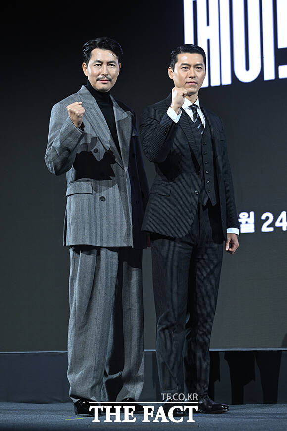 배우 정우성(왼쪽)과 현빈이 15일 오전 서울 강남구 그랜드 인터컨티넨탈 서울 파르나스에서 열린 디즈니+ 새 오리지널 시리즈 ‘메이드 인 코리아’ 제작발표회에 참석해 포즈를 취하고 있다. /서예원 기자