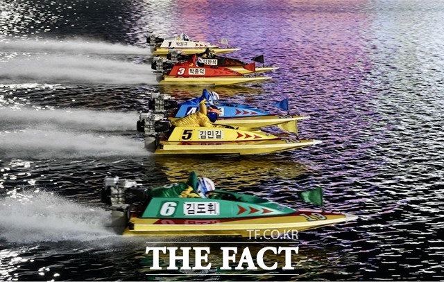 2025 그랑프리 경정 결승전에 진출한 선수들이 플라잉스타트로 경주를 시작하고 있다./국민체육진흥공단