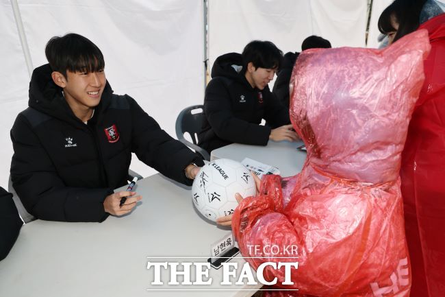 한 어린이가 헤르메스 우비를 입고 부천FC 남현욱 선수에게 사인볼을 요청하고 있다. /부천시