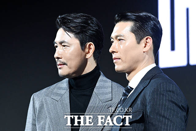 배우 정우성(왼쪽)과 현빈이 15일 오전 서울 강남구 그랜드 인터컨티넨탈 서울 파르나스에서 열린 디즈니+ 새 오리지널 시리즈 ‘메이드 인 코리아’ 제작발표회에 참석해 포즈를 취하고 있다. /서예원 기자