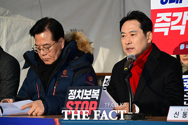 국회 본관 앞 천막 농성장에서 최고위원회의 갖는 국민의힘.