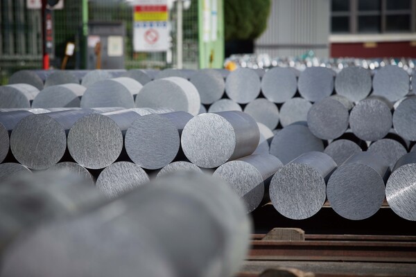 세아항공방산소재의 고강도 알루미늄 소재가 적재되어 있는 모습. /세아항공방산소재