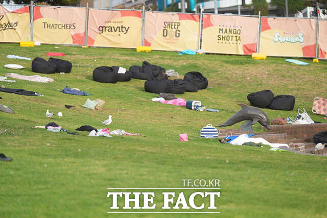 15일(현지시간) 경찰 관계자들이 현장 감식을 진행하고 있다.