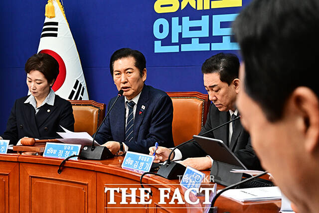 정청래 더불어민주당 대표(왼쪽 두번째)가 15일 오전 서울 여의도 국회에서 열린 최고위원회의에 참석해 모두발언을 하고 있다. /국회=배정한 기자