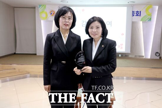 이금선 대전시의회 의원(교육위원장, 국민의힘, 유성구4, 오른쪽)이 11일 사단법인 대전사립유치원연합회로부터 감사패를 수상했다. /이금선 의원