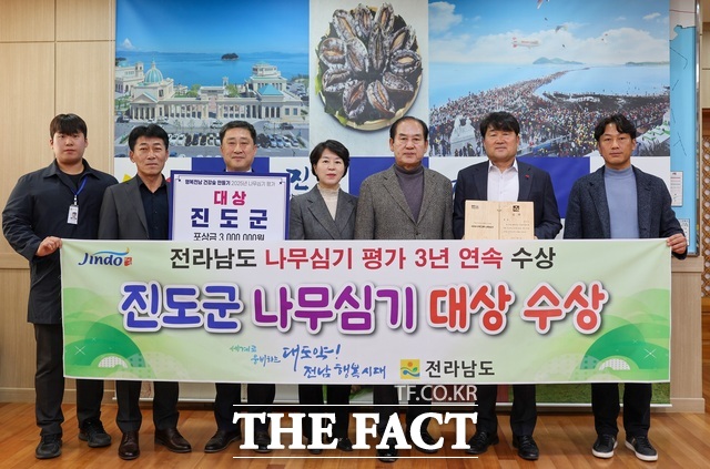 진도군이 2025년 전남도 나무심기 평가에서 대상을 수상하고 기념사진을 찍고 있다. /진도군