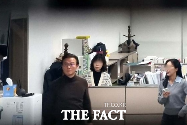 통일교 금품 수수 의혹을 받는 전재수 전 해양수산부 장관이 15일 서울 여의도 국회 의원회관 내 자신의 사무실에서 경찰의 압수수색을 지켜보고 있다. /뉴시스