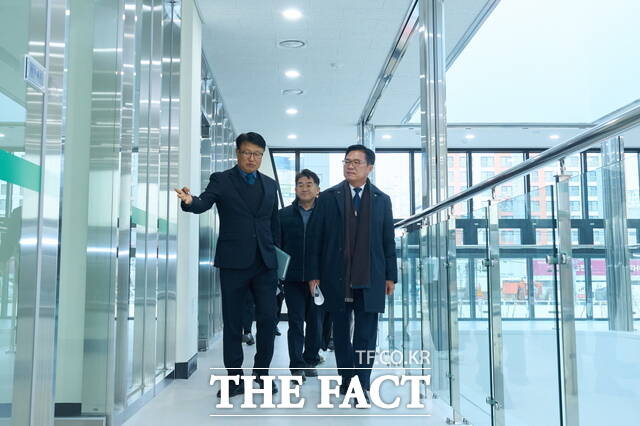 15일 김석필 천안시장 권한대행 부시장이 업사이클센터와 천안시립노인요양시설 등 대규모 건설 현장을 방문해 둘러보고 있다. /천안시