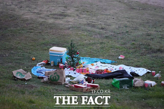 15일(현지시간) 경찰 관계자들이 현장 감식을 진행하고 있다.