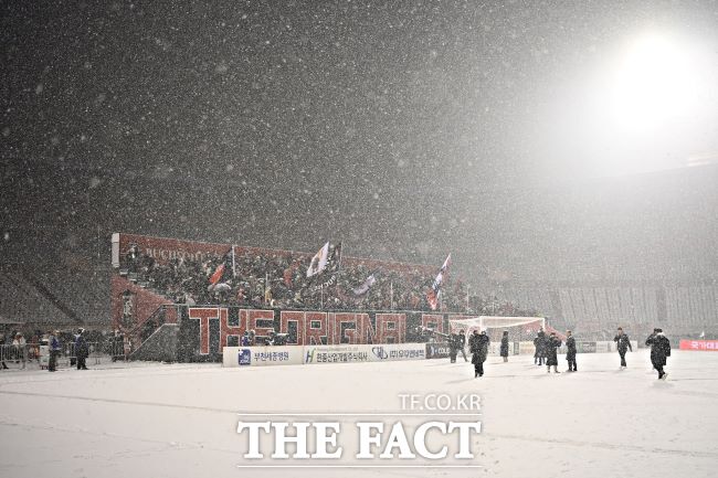 지난 4일 부천FC1995의 승강 PO 1차전이 폭설로 연기된 후에도 헤르메스가 자리를 지키며 응원하고 있다. /부천시