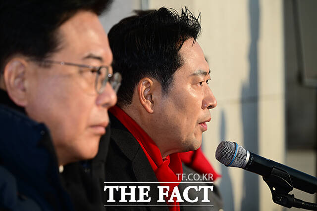 국회 본관 앞 천막 농성장에서 최고위원회의 갖는 국민의힘.