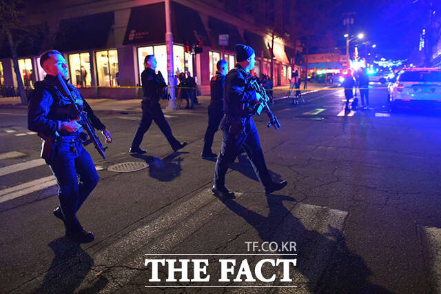 13일(현지시간) 미국 로드아일랜드주 프로비던스의 브라운대에서 총격이 발생한 가운데 경찰 관계자들이 대학 교문을 통제하고 있다. /프로비던스=AP.뉴시스