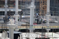  건설경기 살리려 재정 투자 확대…중견 건설사에 '단비' 될까