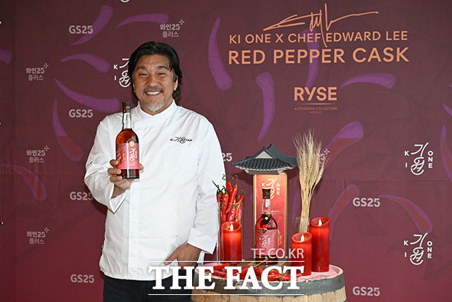 '레드 페퍼 캐스크' 선보이는 앤드류 샌드 마스터와 에드워드 리 셰프, 도정한 기원 위스키 대표(왼쪽부터).