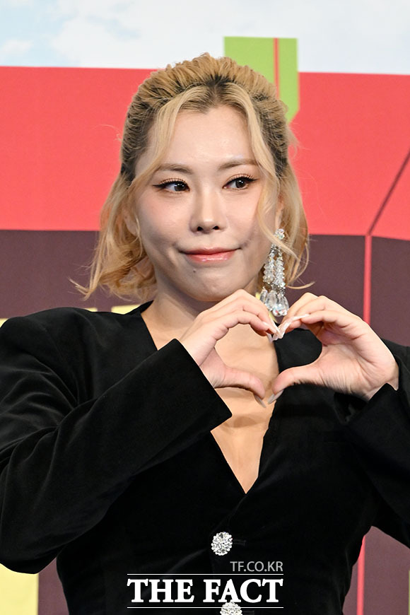 '당일배송 우리집' 미소가 아름다운 네 자매. 방송인 장영란과 배우 하지원, 김성령, 안무가 가비(왼쪽부터).