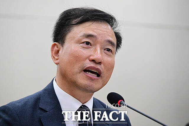 미소지으며 질의 듣는 김종철 후보자.