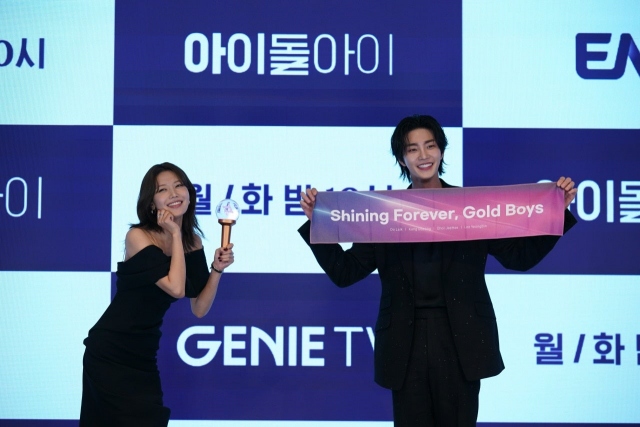 배우 최수영(왼쪽)과 김재영이 지니TV 새 오리지널 드라마 '아이돌아이'에서 각각 팬과 아이돌로 분해 호흡을 맞춘다./지니TV