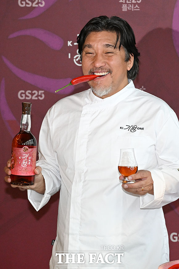 '레드 페퍼 캐스크' 선보이는 앤드류 샌드 마스터와 에드워드 리 셰프, 도정한 기원 위스키 대표(왼쪽부터).