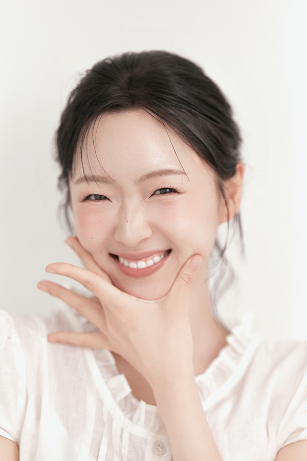 스프링이엔티에 합류한 배우 차경은이 새 프로필 사진을 공개했다. /스프링이엔티