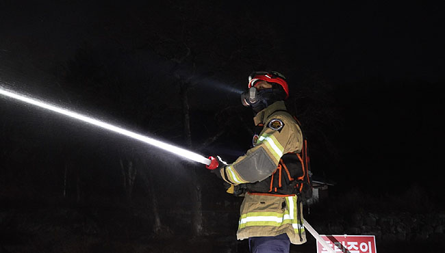 경상북도 119산불특수대응단이 팀단위 야간산불진화훈련을 하고 있다. / 경북 119산불특수대응단