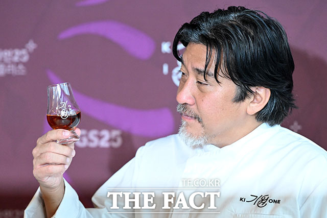 '레드 페퍼 캐스크' 선보이는 앤드류 샌드 마스터와 에드워드 리 셰프, 도정한 기원 위스키 대표(왼쪽부터).