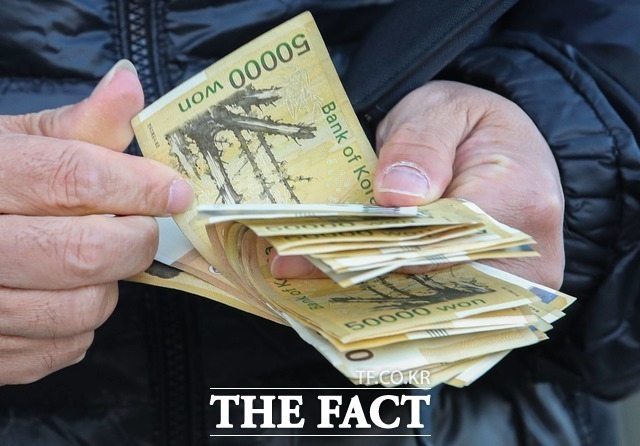 한국은행이 16일 발표한 '2025년 10월 통화 및 유동성'에 따르면 올해 10월 M2(광의통화, 평잔)는 전월 대비 41조1000억원(0.9%) 증가한 4471조6000억원으로 집계됐다. /뉴시스