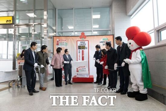 경기 연천군이 15일 1호선 연천역에서 진행한 연천군 희망2026 나눔캠페인 출범식 및 사랑의 온도탑 제막식에 참석한 내외빈들이 가림막을 걷어 내고 있다. /연천군