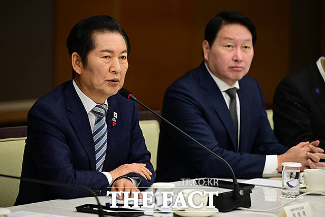 정청래 민주당 대표와 최태원 대한상의 회장.