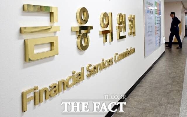금융위원회가 금융지주회사의 저축은행 인수를 제고하기 위해 금융지주사에 대한 저축은행 관련 대주주 적격성 심사를 면제한다. /임영무 기자
