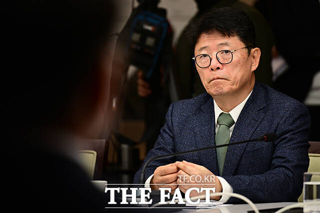 이형희 SK그룹 부회장이 정청래 대표의 인사말을 듣고 있다.