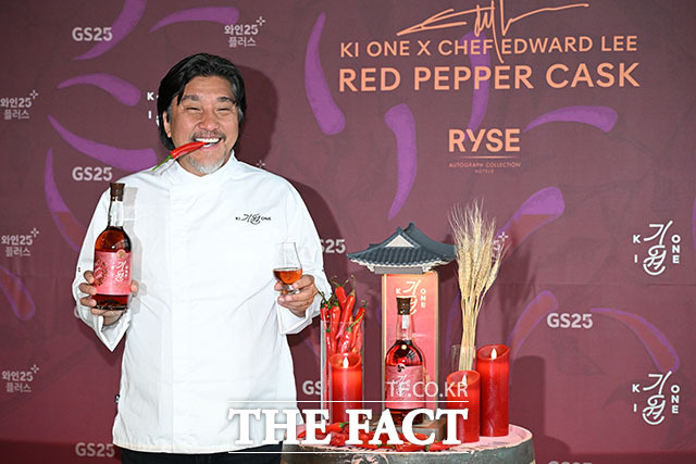 에드워드 리 셰프가 16일 오전 서울 마포구 홍대 라이즈 호텔에서 열린 싱글몰트 위스키 기원 신제품 '레드 페퍼 캐스크(RED PEPPER CASK)' 출시 행사에 참석해 포즈를 취하고 있다. /남용희 기자
