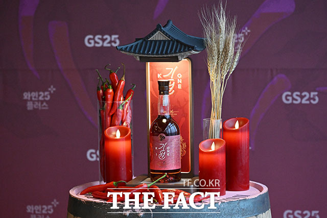 '레드 페퍼 캐스크' 선보이는 앤드류 샌드 마스터와 에드워드 리 셰프, 도정한 기원 위스키 대표(왼쪽부터).