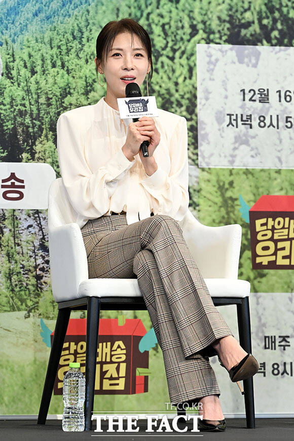 포즈 취하는 하지원.