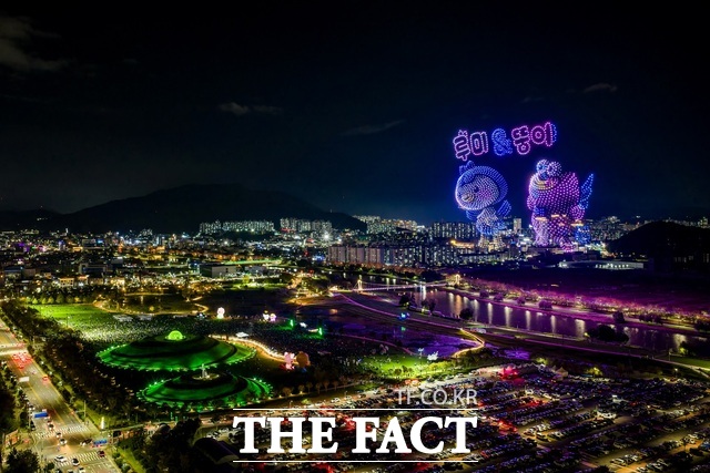 지난 10월 오천그린광장에서 열린 '올텐가'의 시그니처 캐릭터 드론쇼. /순천시